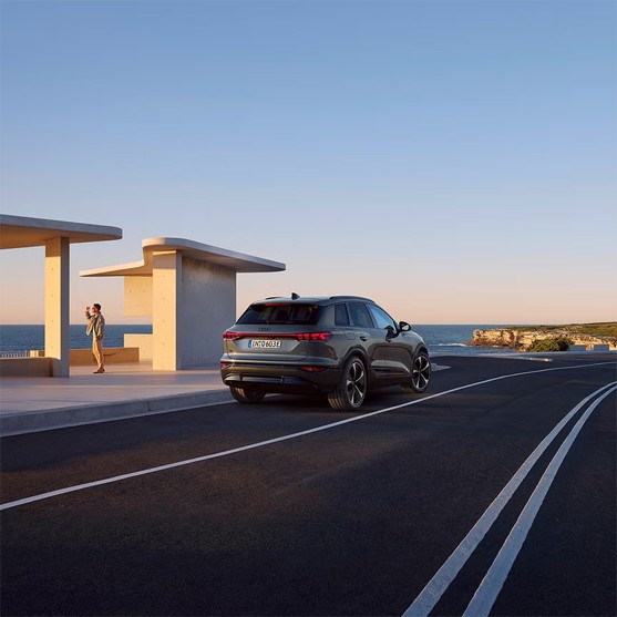 Audi Q6 e-tron у побережья