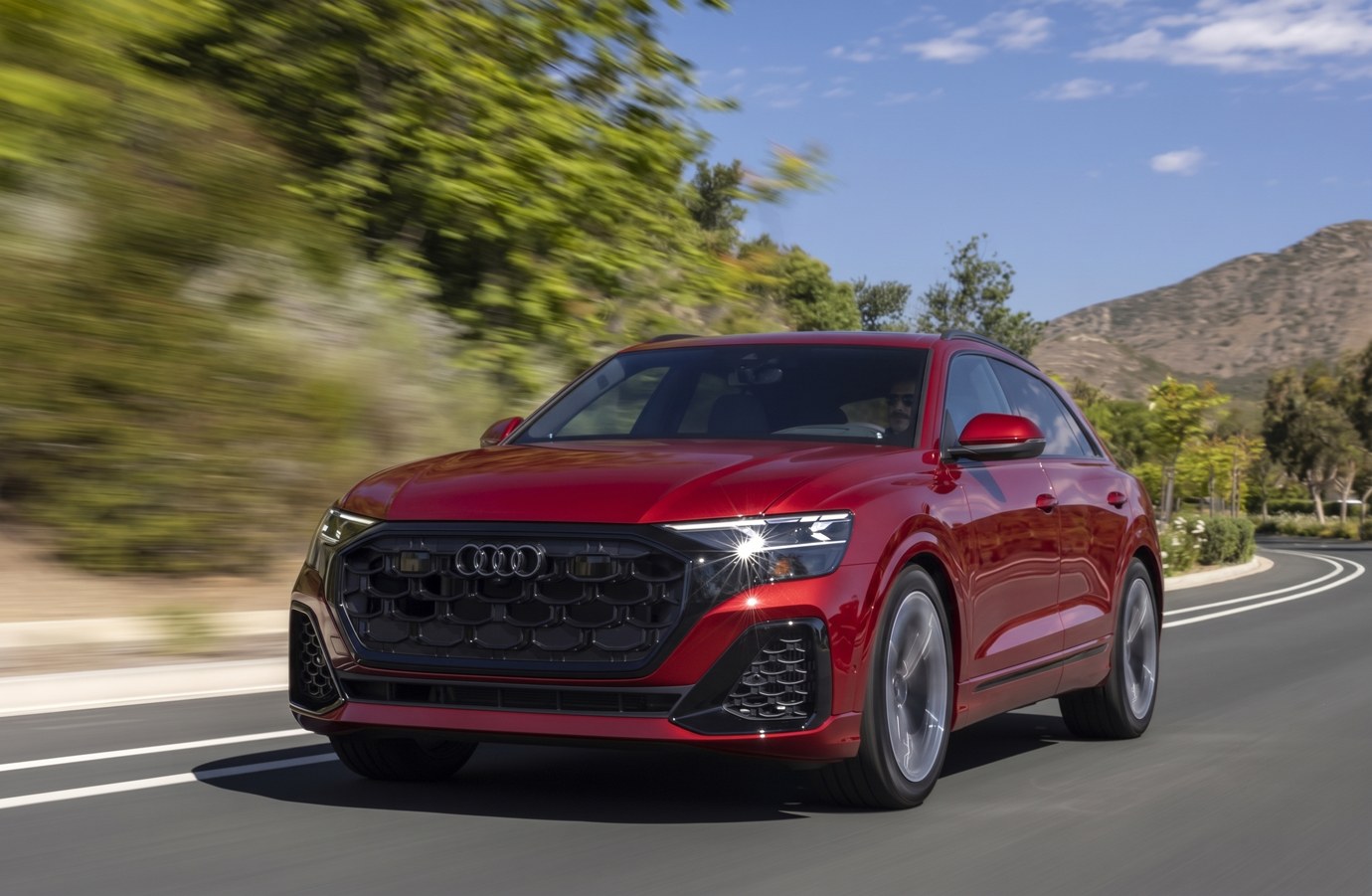 Audi Q8 на загородной дороге